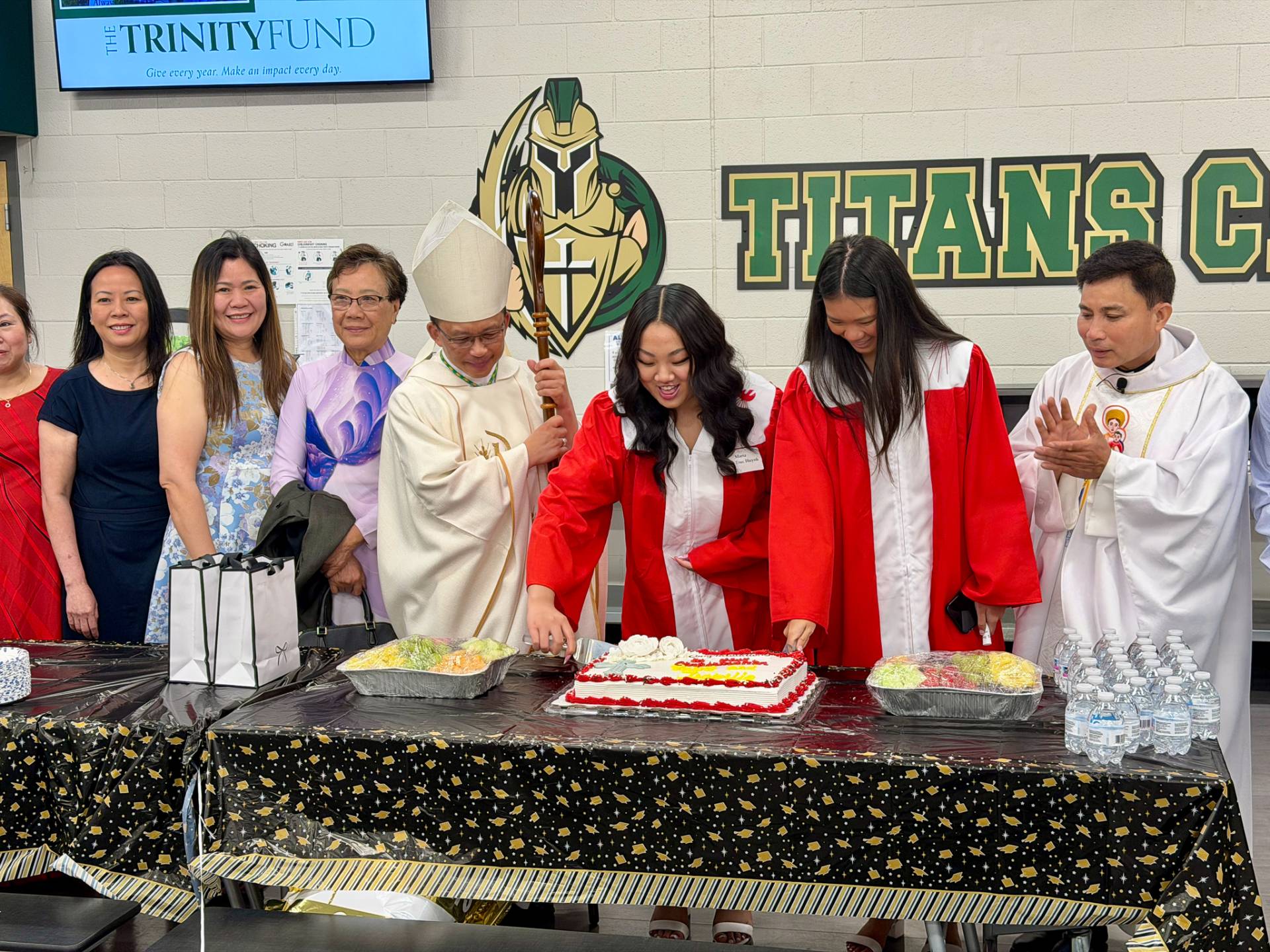 Bishop Tran cutting cake