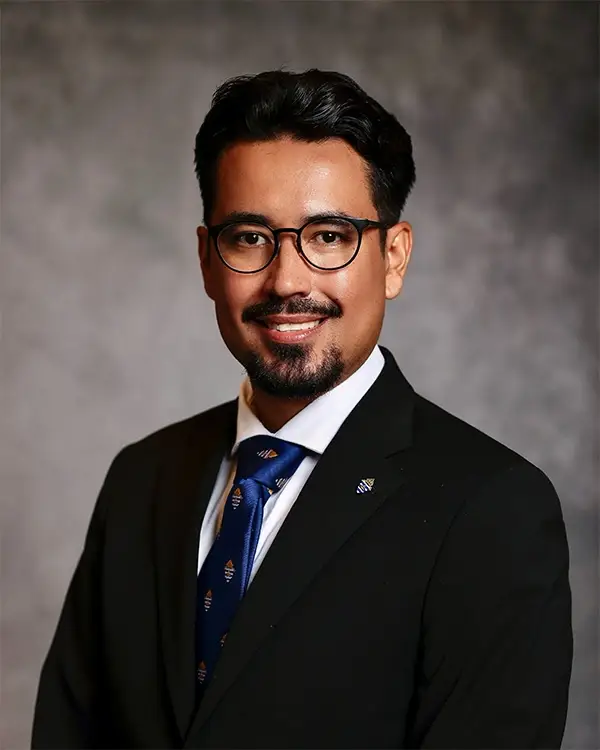 Omar Ronquillo headshot